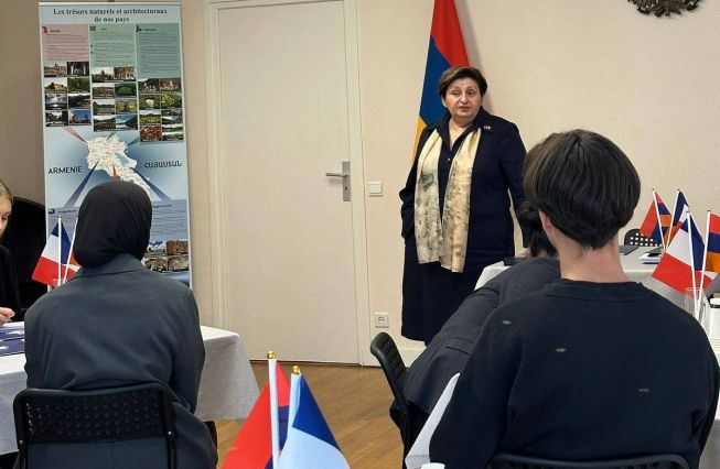 Rencontre avec des diplômés de l'Académie diplomatique d'été française